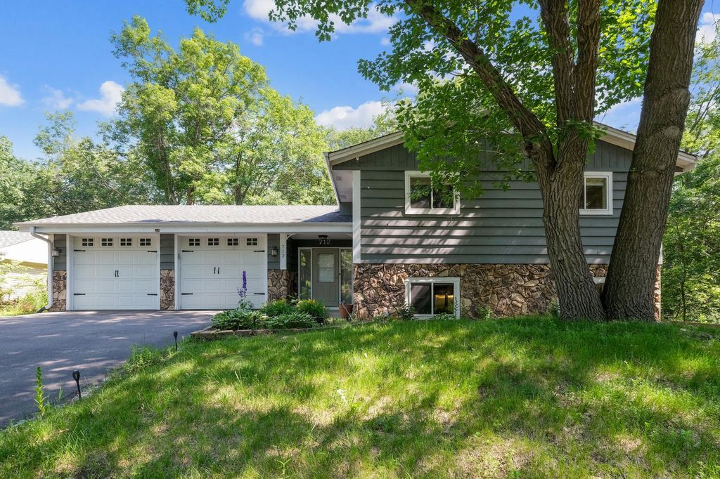 712 Country Place, Burnsville, MN 55337