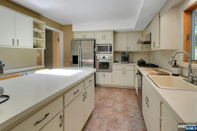 34 Bear Brook Lane, Livingston, NJ 07039