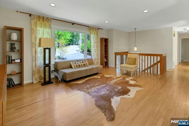 34 Bear Brook Lane, Livingston, NJ 07039