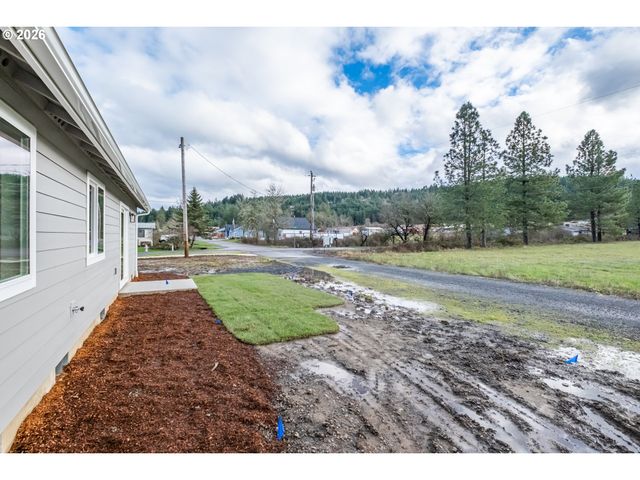 4435 KNOTTY PINE Ct, Sweet Home, OR 97386