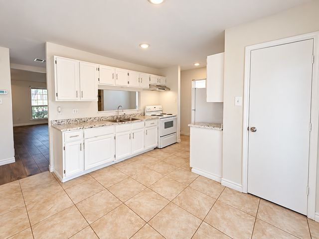 806 Blessing Creek Drive, Euless, TX 76039