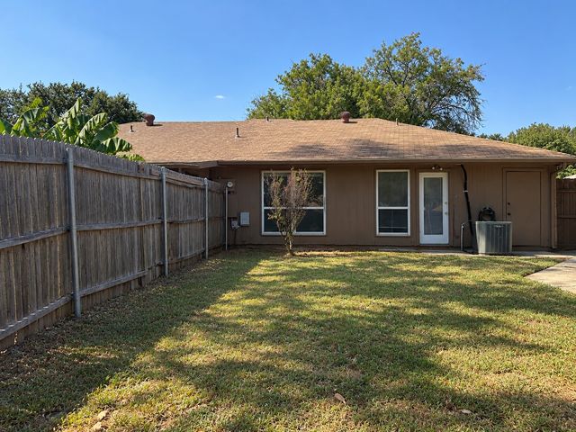 806 Blessing Creek Drive, Euless, TX 76039