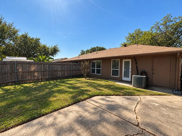 806 Blessing Creek Drive, Euless, TX 76039