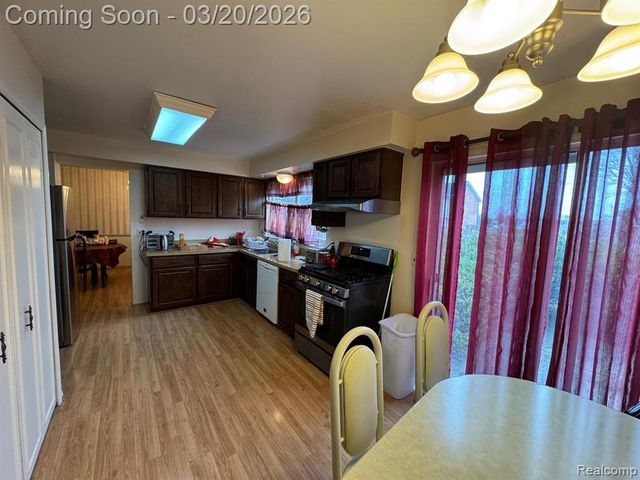 5045 Forestdale Drive, West Bloomfield, MI 48322