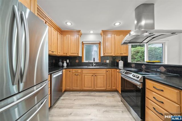 14 Greenway Court, Closter, NJ 07624