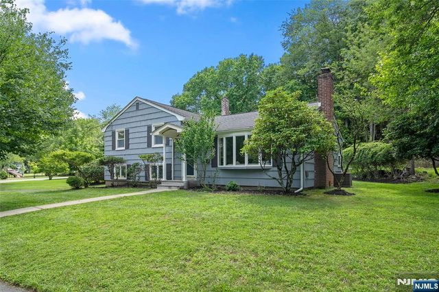 14 Greenway Court, Closter, NJ 07624