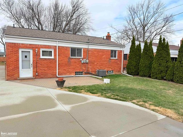 21300 Briarcliff Street, Saint Clair Shores, MI 48082