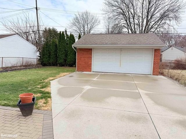 21300 Briarcliff Street, Saint Clair Shores, MI 48082