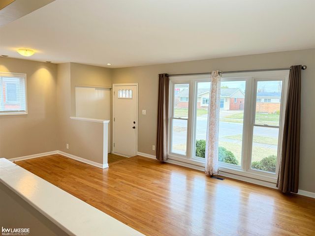 21300 Briarcliff Street, Saint Clair Shores, MI 48082