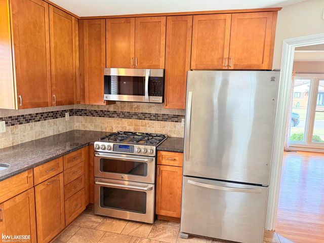 21300 Briarcliff Street, Saint Clair Shores, MI 48082