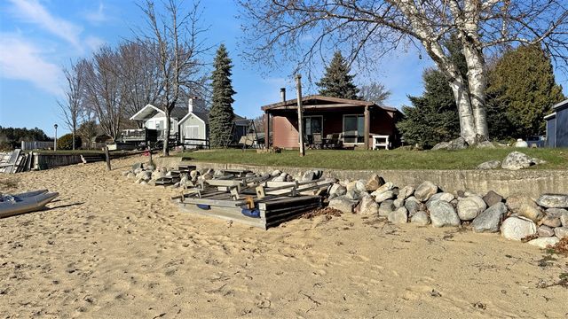 9372 Lakeview Drive, Cadillac, MI 49601