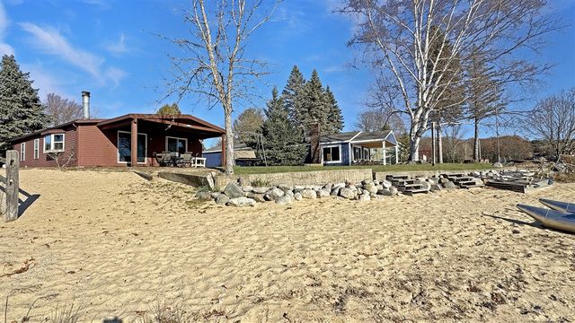 9372 Lakeview Drive, Cadillac, MI 49601