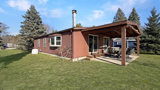 9372 Lakeview Drive, Cadillac, MI 49601