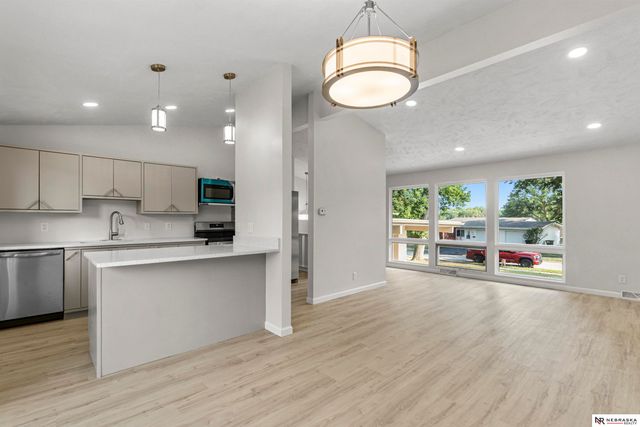 9658 Corby Street, Omaha, NE 68134