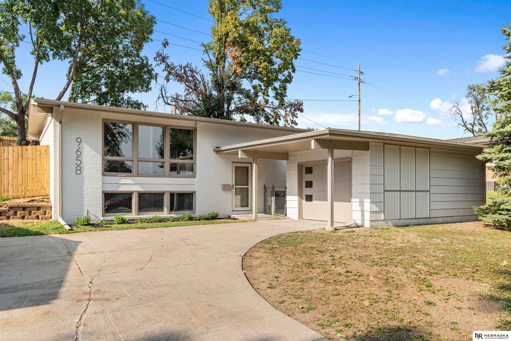 9658 Corby Street, Omaha, NE 68134