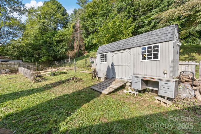154 Turkey Pen Gap Road, Horse Shoe, NC 28742