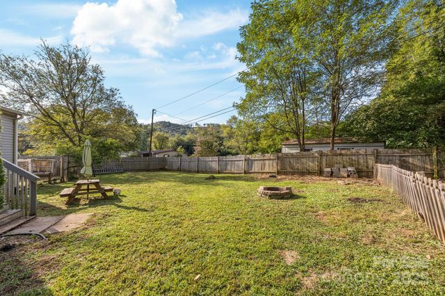 154 Turkey Pen Gap Road, Horse Shoe, NC 28742