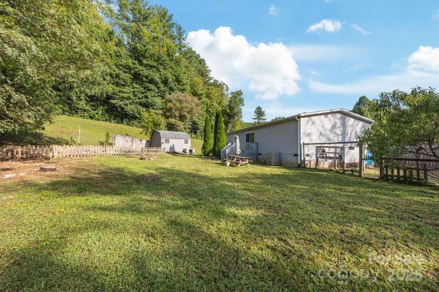 154 Turkey Pen Gap Road, Horse Shoe, NC 28742