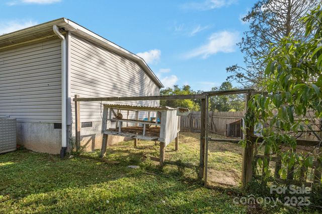 154 Turkey Pen Gap Road, Horse Shoe, NC 28742