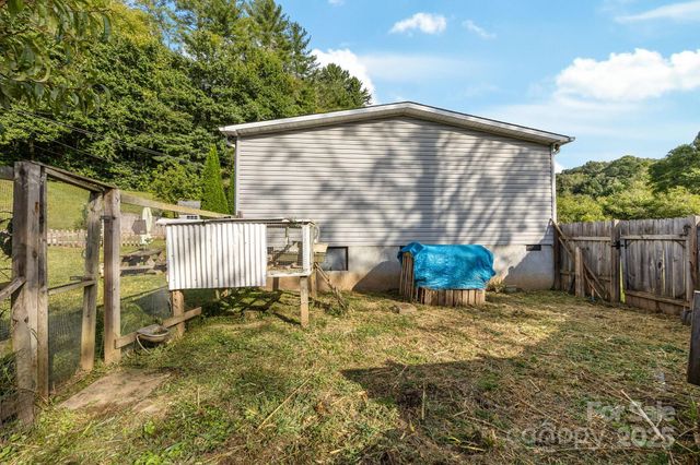 154 Turkey Pen Gap Road, Horse Shoe, NC 28742