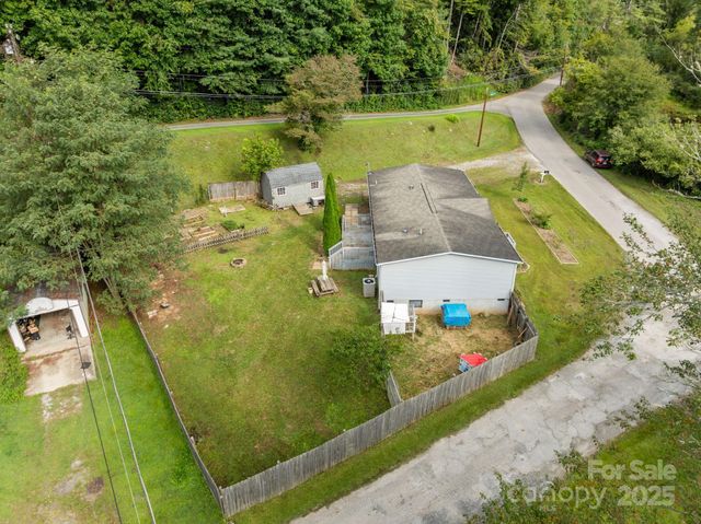 154 Turkey Pen Gap Road, Horse Shoe, NC 28742