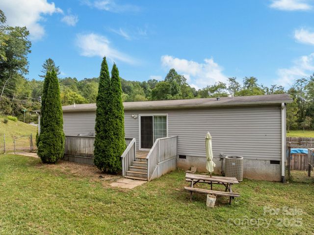 154 Turkey Pen Gap Road, Horse Shoe, NC 28742