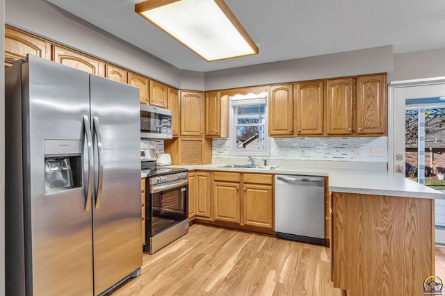 2393 SW Honeysuckle LN, Topeka, KS 66614