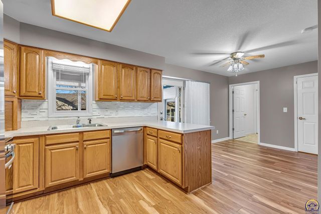 2393 SW Honeysuckle LN, Topeka, KS 66614