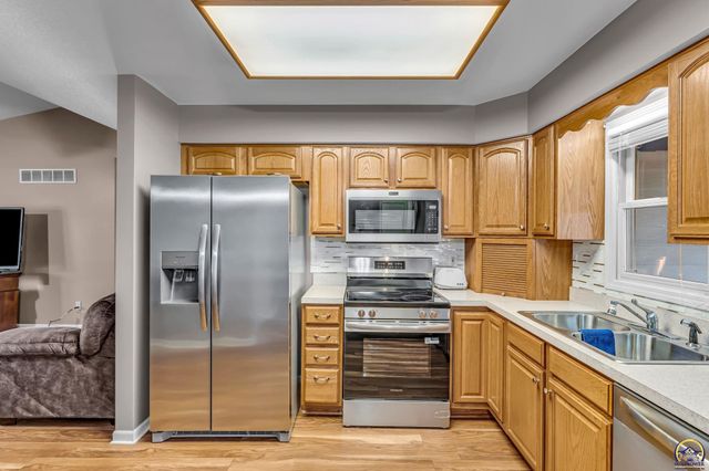 2393 SW Honeysuckle LN, Topeka, KS 66614