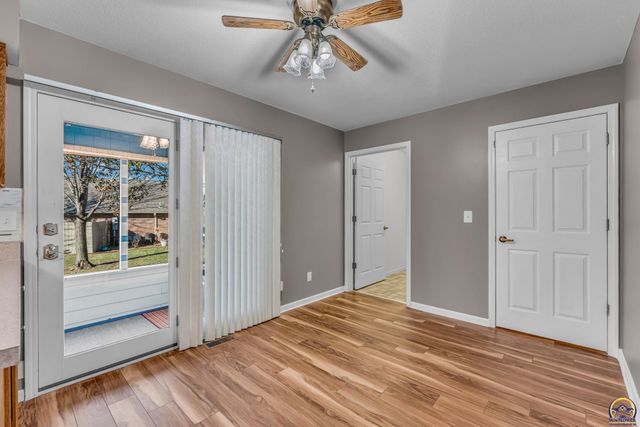 2393 SW Honeysuckle LN, Topeka, KS 66614