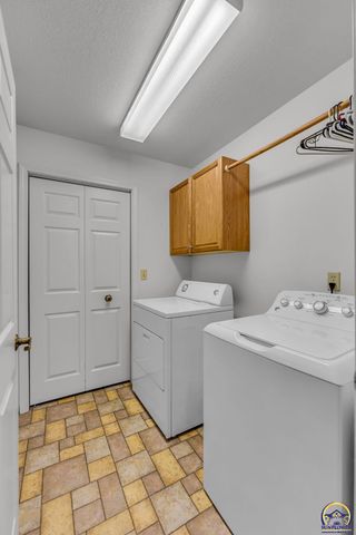 2393 SW Honeysuckle LN, Topeka, KS 66614