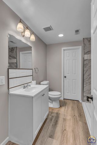 2393 SW Honeysuckle LN, Topeka, KS 66614