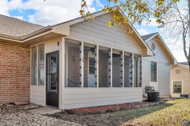 2393 SW Honeysuckle LN, Topeka, KS 66614