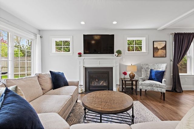 17 Bradford Rd, Natick, MA 01760