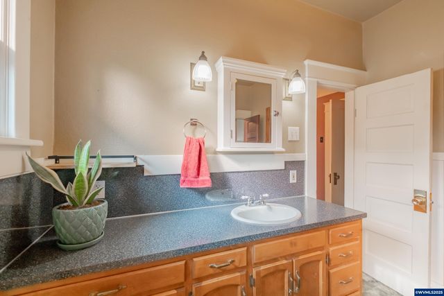 363 S 2nd St, Lebanon, OR 97355