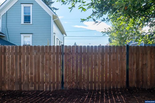 363 S 2nd St, Lebanon, OR 97355