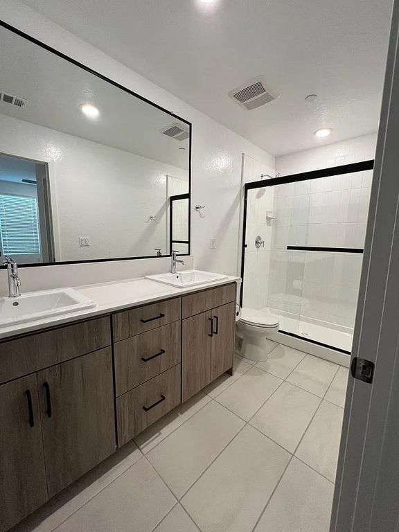 Image 12 of property listing at 555 N Citadel Lane, Clovis, CA 93611