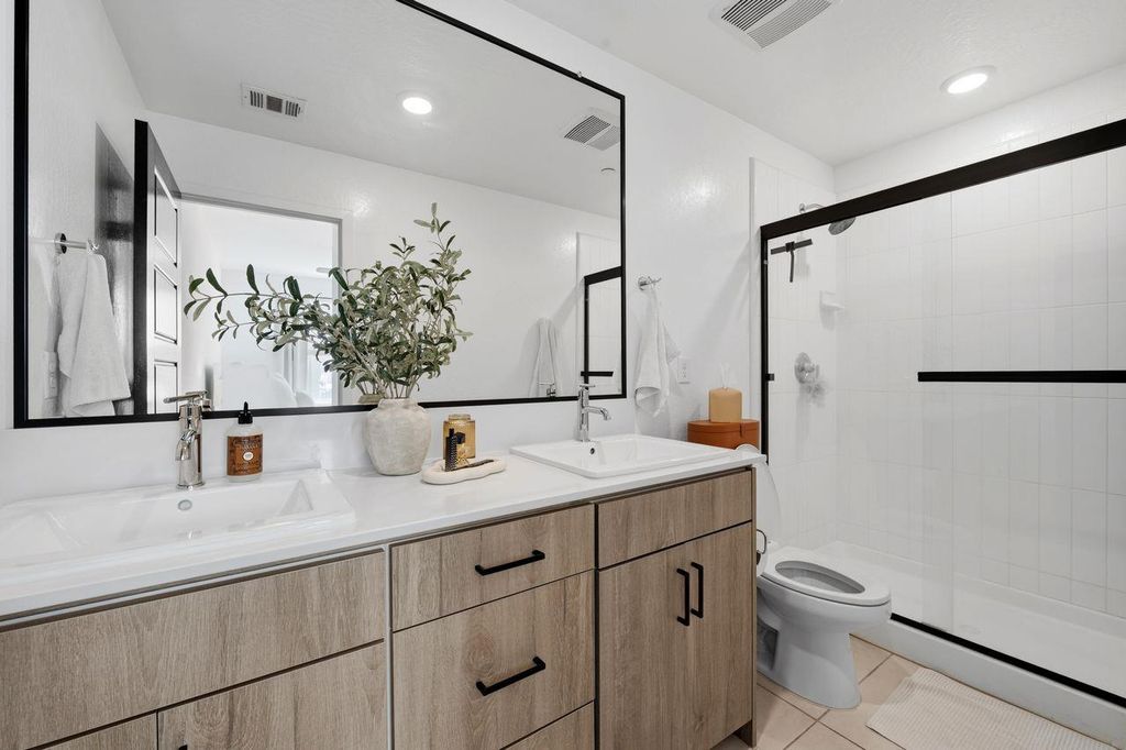Image 13 of property listing at 555 N Citadel Lane, Clovis, CA 93611