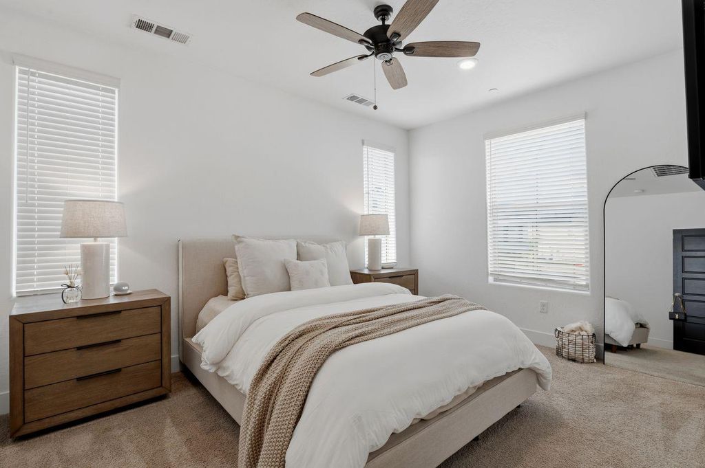Image 14 of property listing at 555 N Citadel Lane, Clovis, CA 93611