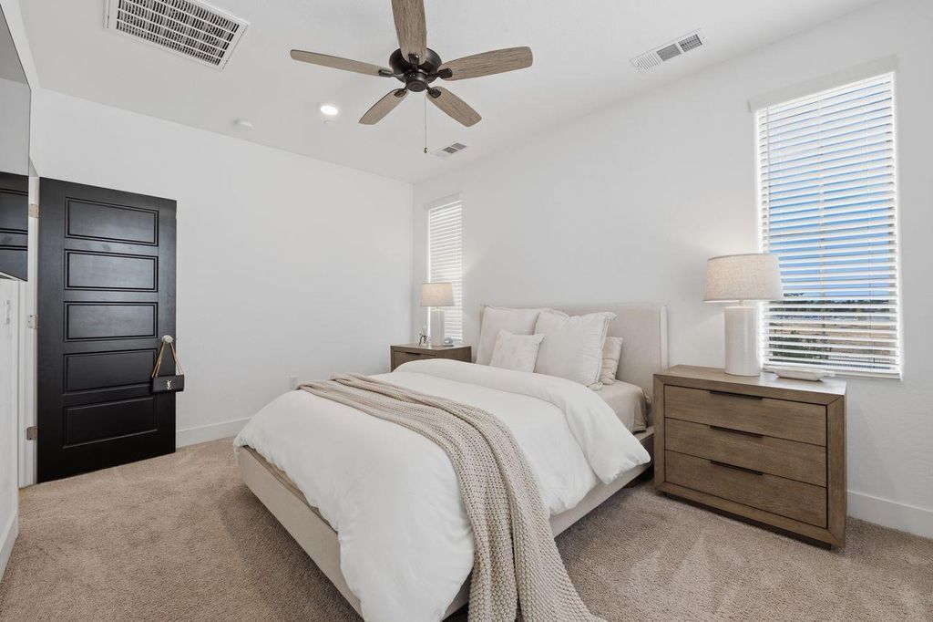 Image 15 of property listing at 555 N Citadel Lane, Clovis, CA 93611
