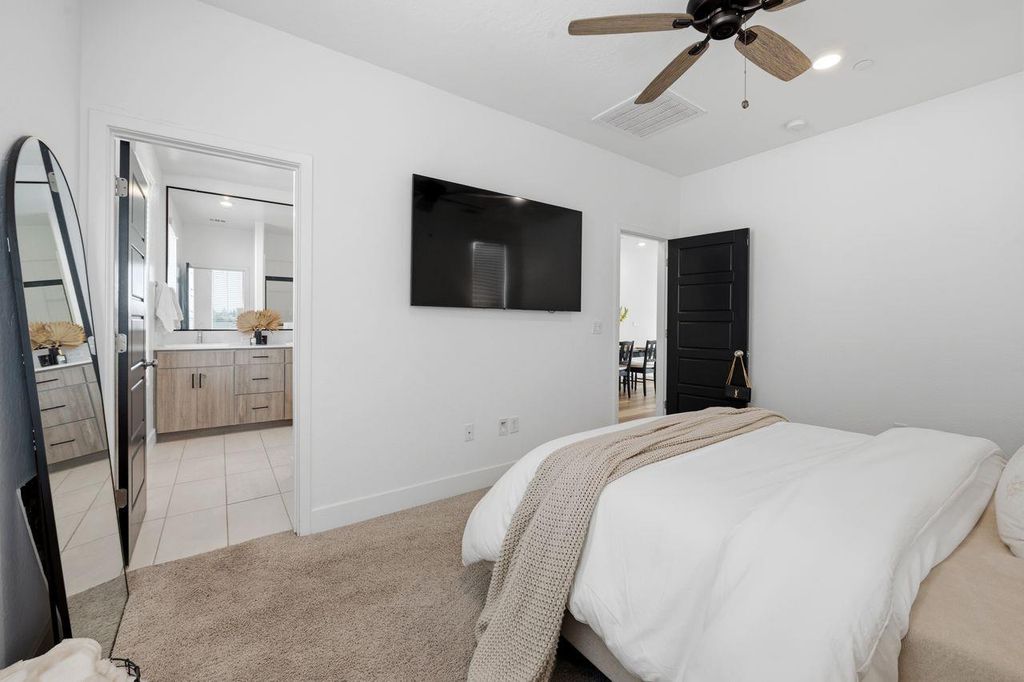 Image 16 of property listing at 555 N Citadel Lane, Clovis, CA 93611