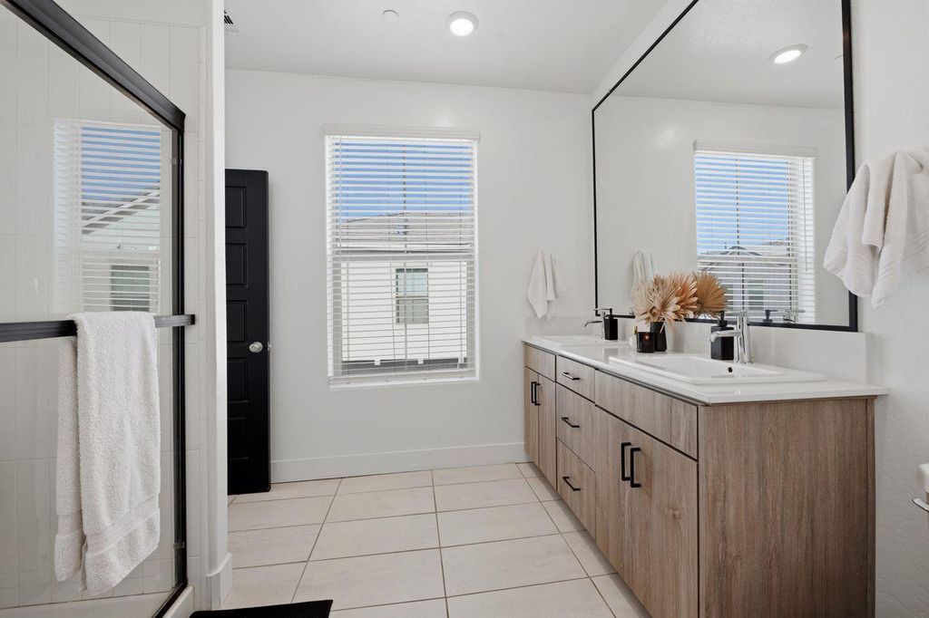 Image 17 of property listing at 555 N Citadel Lane, Clovis, CA 93611