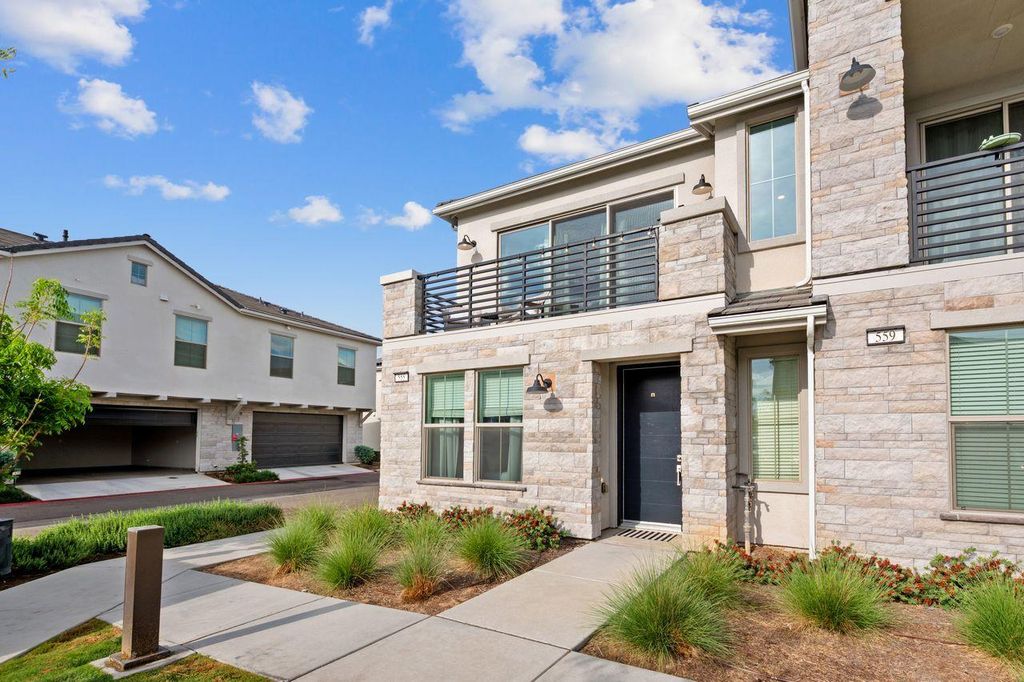 Image 2 of property listing at 555 N Citadel Lane, Clovis, CA 93611