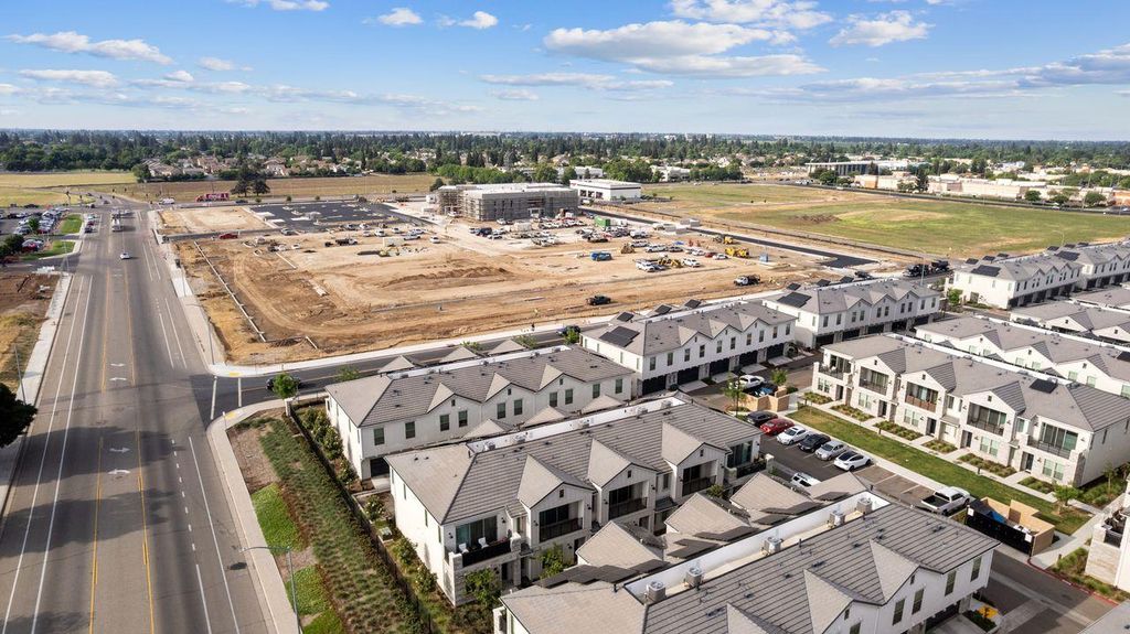 Image 27 of property listing at 555 N Citadel Lane, Clovis, CA 93611