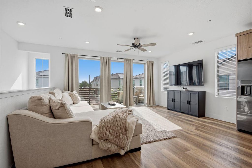 Image 4 of property listing at 555 N Citadel Lane, Clovis, CA 93611