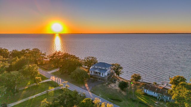 305 Garcon Point Road, Milton, FL 32583