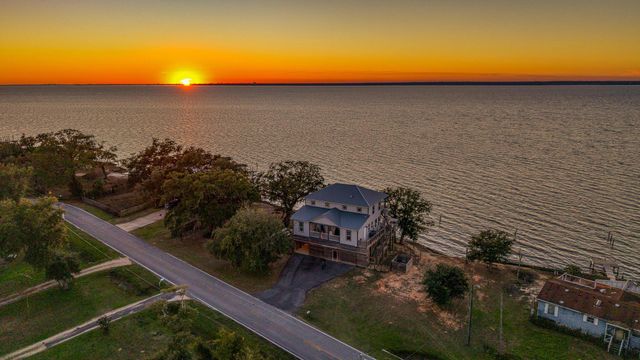 305 Garcon Point Road, Milton, FL 32583