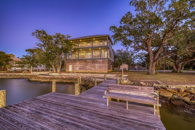 305 Garcon Point Road, Milton, FL 32583