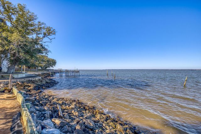 305 Garcon Point Road, Milton, FL 32583