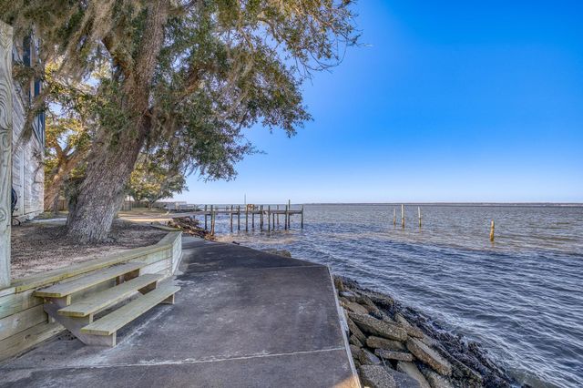 305 Garcon Point Road, Milton, FL 32583